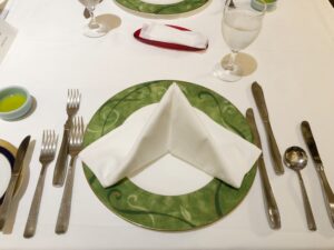 「知っておきたいテーブルマナー」 ─ デートやビジネスでの自信を高めるために