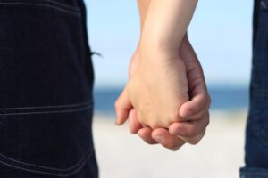 デートで自然と手を繋げるオススメシーン