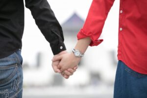 手をつないでいないのに真剣交際できるの？